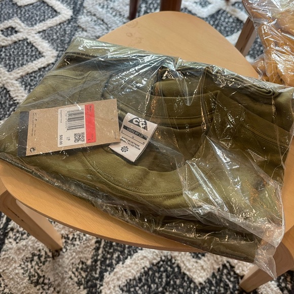 Nike ACG Badge Pilgrim T Shirt L - Picture 2 of 3